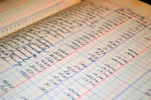 Libro de contabilidad escrito a mano