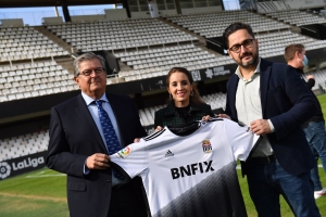 El presidentde BNFIX, Ramon Madrid, (esquerra) i la directora general del club, Rebeca García, mostren la samarreta