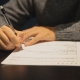 Una persona firma un documento importante