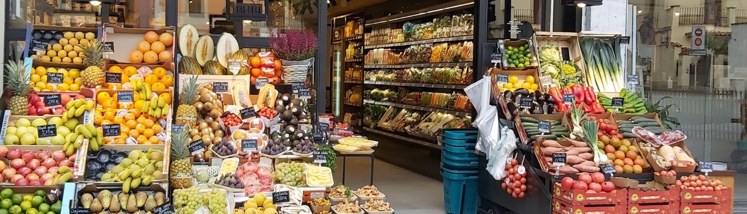 EXterior de un colmado tradicional, con frutas y verduras expuestas