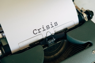 Máquina de escribir y palabra crisis