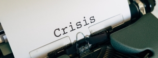 Máquina de escribir y palabra crisis
