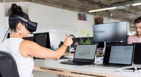 Mujer ante un ordenador y gafas 3D