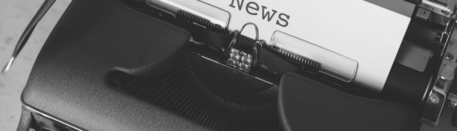 Una máquina de escribir on un papel que dice news