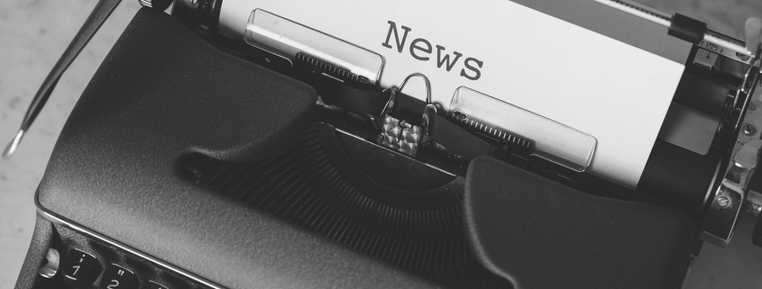 Una máquina de escribir on un papel que dice news