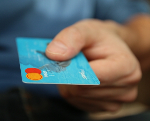 Una mano sujeta una tarjeta de crédito