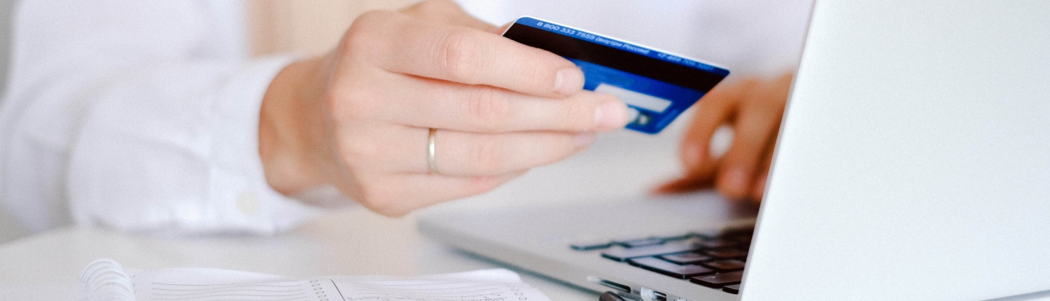 Persona pagando con tarjeta de crédito