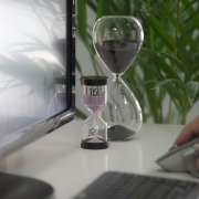 milad-fakurian-ePAL0f6jjr0-unsplash_registro horario_relojes_jornada Relojes de arena junto al ordenador