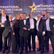 dfk awarded Momento en el que responsables de DFK International recogen el premio