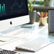 Banner news sept 25 Esriterio con un teclado, una calculadora y una planta