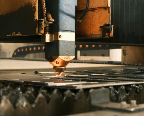 Maquinaria industrial con piezas metálicas, que pueden estar afectadas por el nuevo gravamen