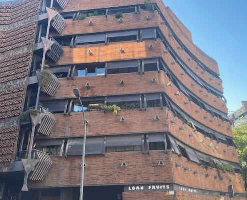 Bloque de viviendas en la plaza Gregori Taumaturg de Barcelona