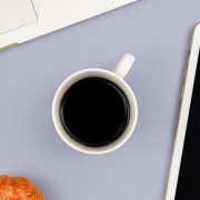 Nnews octubre 2025 de BNFIX PICH Una tassa de cafè, una tayleta i unes carabasses