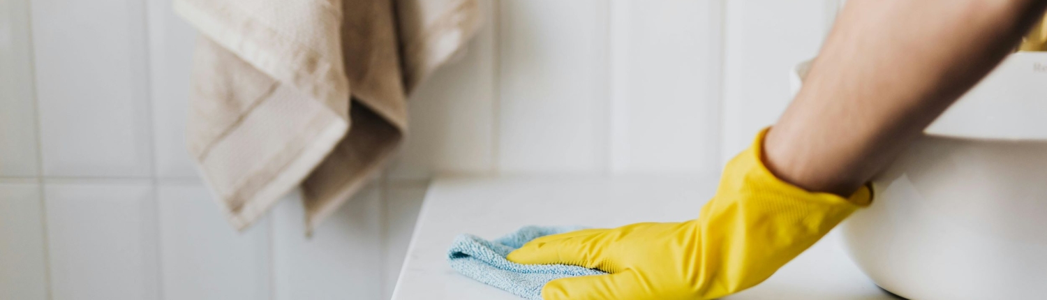 persona limpiado una mesa