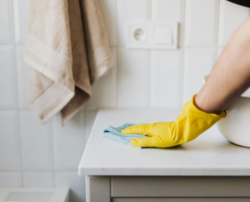 persona limpiado una mesa