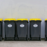 Contenedores de basura alineados