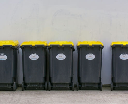 Contenedores de basura alineados