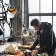 pexels-olly-3822900_emprendedor_autónomo Trabajador en un taller