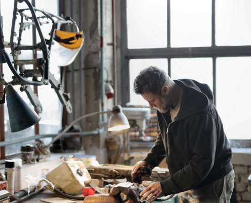 Trabajador en un taller