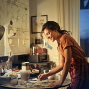 Mujer pintando en su taller