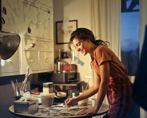 Mujer pintando en su taller