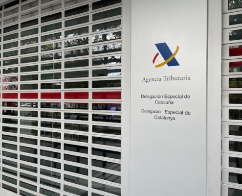 Puerta de entrada de la oficina de Hacienda de la plaza Letamendi de Barcelona