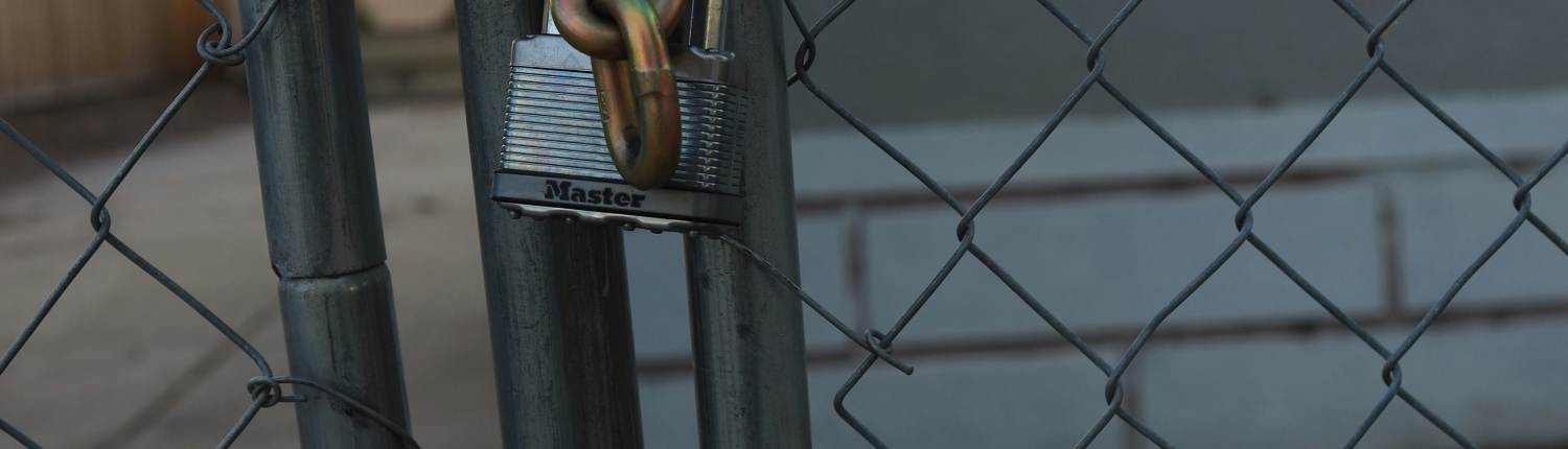 danny-burke-FyamoWPzG0k-unsplash_candado y reja