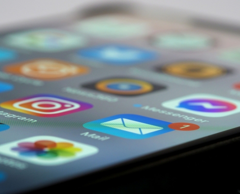 Pantall de un movil en la que se ve l icono del correo